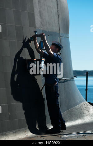 111114-N-FG395-079 KINGS BAY, Ga. (14. November 2011) A britischen Matrosen von der Royal Navy u-Boot HMS Astute (S119) hängt die Schiffsglocke aus dem Achterdeck. (Foto: U.S. Navy Mass Communication Specialist 1. Klasse James Kimber/freigegeben) US Navy 111114-N-FG395-079 A britischen Matrosen von der Royal Navy Angriff u-Boot HMS Astute hängt die Schiffsglocke aus dem Achterdeck Stockfoto