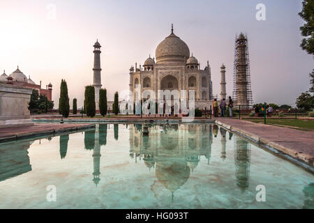 Der Reflex des Taj Mahal im Wasser in einem heißen Sommernachmittag. Agra, Uttar Pradesh. Indien Stockfoto