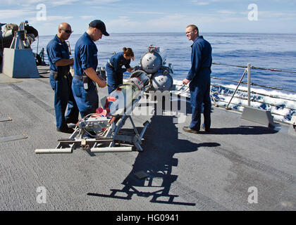 111115-N-RI884-254 Pazifik (15. November 2011) Seeleute an Bord der geführte Flugkörper Zerstörer USS O'Kane (DDG-77) Last ein MK 46 Mod 5A Übung Torpedo während der integrierte maritime Übung Koa Kai. Koa Kai bereitet unabhängige Anwender in vielen Bereichen der Kriegsführung und schult in einer Multi-Schiff-Umgebung. (Foto: U.S. Navy Mass Communication Specialist 2. Klasse Daniel Barker/freigegeben) UNS Marine 111115-N-RI884-254 Matrosen an Bord die geführte Flugkörper Zerstörer USS O'Kane (DDG-77) Last ein MK 46 Mod 5A Übung Torpedo während der integrat Stockfoto