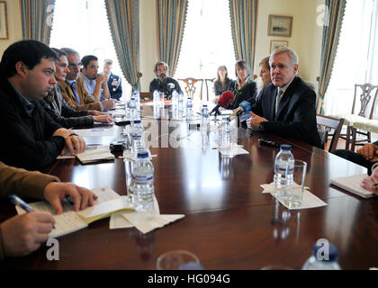 111115-N-AC887-003 Lissabon, Portugal (15. November 2011) Secretary Of The Navy (SECNAV) spricht die Honorable Ray Mabus Reporter während einer Pressekonferenz in Lissabon, Portugal. Mabus besucht Portugal und mehreren europäischen Ländern, um globale maritime Partnerschaften und Sicherheit zu diskutieren. (US Navy Foto von Chief Masse Kommunikation Spezialist Sam Rasierer/freigegeben) UNS Marine 111115-N-AC887-003 Secretary Of The Navy (SECNAV) spricht die Honorable Ray Mabus zu Reportern während einer Pressekonferenz in Lissabon, Portugal Stockfoto