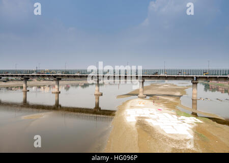 Wäschereien am Fluss Yamuna. Agra, Uttar Pradesh. Indien Stockfoto