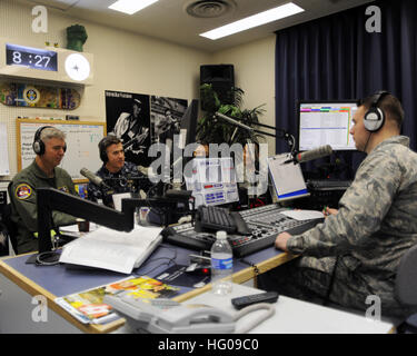 111117-N-KK192-013 NAVAL AIR FACILITY MISAWA, Japan (18. November 2011) Kapitän Chris Rodeman, Kommandierender Offizier der Naval Air Facility Misawa, bespricht die baldige Entsendung des Patrol Squadron (VP) 1 während der ÒCommander-Open-LineÓ-Radio-Programm am American Forces Network Misawa. Die monatlichen call-in Show bietet Misawa Air Base Führung die Möglichkeit, Fragen und Anliegen der Misawa Personal- und Familienmitglieder. (Foto: U.S. Navy Mass Communication Specialist 1. Klasse Matthew M. Bradley/freigegeben) US Navy 111117-N-KK192-013 Capt Chris Rodeman bespricht die baldige Entsendung o Stockfoto