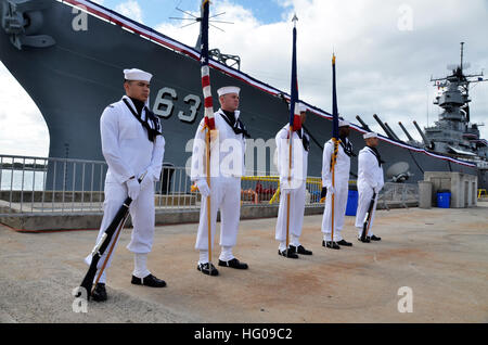 111118-N-WP746-255 gemeinsame Basis PEARL HARBOR-HICKAM, Hawaii (18. November 2011) die gemeinsame Basis Pearl Harbor-Hickam Navy Ablösung Ehrengarde stehen zur Teilnahme an einer Änderung der Befehl zusammen mit dem Schlachtschiff Missouri Memorial. Rear Admiral Dixon R. Smith, Kommandeur der Marine Region Hawaii und Naval Surface Gruppe mittleren Pazifik, umgedreht Befehl zum Rear Admiral Fernandez Ponds an der Zeremonie im historischen Ford Island. (Foto: U.S. Navy Mass Communications Specialist 2. Klasse Mark Logico/freigegeben) US Navy 111118-N-WP746-255 der gemeinsamen Basis Pearl Harbor-Hickam Navy Ablösung Ehrengarde Stand-by Stockfoto