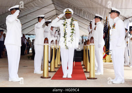 111118-N-WP746-740 gemeinsame Basis PEARL HARBOR-HICKAM, Hawaii (18. November 2011) Segler zugewiesen, Commander, Navy Region Hawaii und Naval Surface Gruppe mittleren Pazifik, begrüssen Rear Admiral Fernandez 'Offen' Teiche beim Wechsel der Befehl Zeremonie neben das Schlachtschiff Missouri Memorial. Rear Admiral Dixon R. Smith übertrug Kommando zu Teichen in einer Zeremonie am gemeinsamen Basis Pearl Harbor-Hickam. (Foto: U.S. Navy Mass Communications Specialist 2. Klasse Mark Logico/freigegeben) UNS 111118-N-WP746-740 Marineseeleute zugewiesen, Commander, Navy Region Hawaii und Naval Surface Gruppe mittleren Pazifik, Gruß Rea Stockfoto