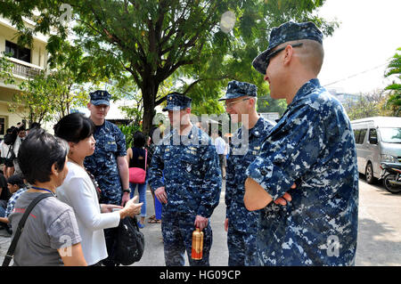 111118-N-HV737-083 BANGKOK(Nov. 18, 2011) CMdR Chip Wrye, Mitte-rechts, Kommandierender Offizier der Arleigh-Burke-Klasse geführte Flugkörper Zerstörer USS Lassen (DDG-82), spricht mit Vertretern aus der thailändischen Roten Kreuzes.  Lassen ist Zerstörer Geschwader 15 (DESRON 15) zugeordnet und unterstützt derzeit in Katastrophenhilfe für Flutopfer im Königreich von Thailand. (Foto: U.S. Navy Gas Turbine Systems Technician (Elektrotechnik) 3. Klasse Charlotte Oliver/freigegeben) US Navy 111118-N-HV737-083 USS Lassen Besatzung Assist Flut Hilfsmaßnahmen in Thailand Stockfoto