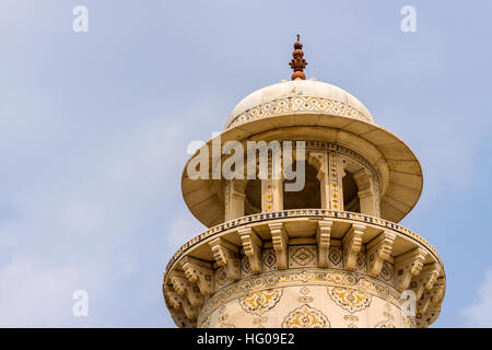 Detail des Minaretts der I'Timād-Ud-Daulah Grabmal. Agra, Uttar Pradesh. Indien Stockfoto