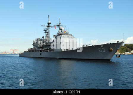 111121-N-MU720-019 YOKOSUKA, Japan (21. November 2011) der Ticonderoga-Klasse geführte Flugkörper Kreuzer USS Cowpens (CG-63) wieder Flotte Aktivitäten Yokosuka nach einem im Gange in den USA 7. Flotte Aufgabengebiet. Cowpens wird nach vorn in Yokosuka, Japan bereitgestellt. (Foto: U.S. Navy Mass Communication Specialist 2. Klasse Devon Dow/freigegeben) US Navy 111121-N-MU720-019 der Ticonderoga-Klasse geführte Flugkörper Kreuzer USS Cowpens (CG-63) kehrt nach Flotte Aktivitäten Yokosuka nach einem im Gange Stockfoto