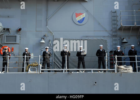 111121-N-MU720-033 YOKOSUKA, Japan (21. November 2011) Segler Mensch die Schienen an Bord der Ticonderoga-Klasse geführte Flugkörper Kreuzer USS Cowpens (CG-63) als Flotte Aktivitäten Yokosuka nach Cowpens kehrt ein in den USA im Gange 7. Flotte Aufgabengebiet. Cowpens wird nach vorn in Yokosuka, Japan bereitgestellt. (Foto: U.S. Navy Mass Communication Specialist 2. Klasse Devon Dow/freigegeben) US 111121-N-MU720-033 Marineseeleute Mann die Schienen an Bord der Ticonderoga-Klasse geführte Flugkörper Kreuzer USS Cowpens (CG-63) als Cowpens Stockfoto