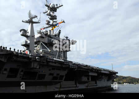 111122-N-HF277-006 YOKOSUKA, Japan (22. November 2011) der nuklear angetriebene Flugzeugträger USS George Washington (CVN-73) wieder Flotte Aktivitäten Yokosuka folgt eine im Gange in der 7. Flotte Area of Operations. George Washington ist, dass der Welt nur vorwärts Flugzeugträger eingesetzt. (Foto: U.S. Navy Seemann Cyd M. Vargas/veröffentlicht) US Navy 111122-N-HF277-006 USS George Washington (CVN-73) kehrt zum Flotte Aktivitäten Yokosuka Stockfoto