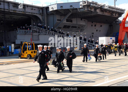 111122-N-HF277-120 YOKOSUKA, Japan (22. November 2011) Seeleute von Bord gehen folgende nuclear - powered Flugzeugträger George Washington(CVN 73) eine in der 7. Flotte Area of Operations im Gange. George Washington ist, dass der Welt nur vorwärts Flugzeugträger eingesetzt. (Foto: U.S. Navy Seemann Cyd M. Vargas/veröffentlicht) US Navy 111122-N-HF277-120 Matrosen aussteigen des Flugzeugträgers George Washington (CVN-73) Stockfoto