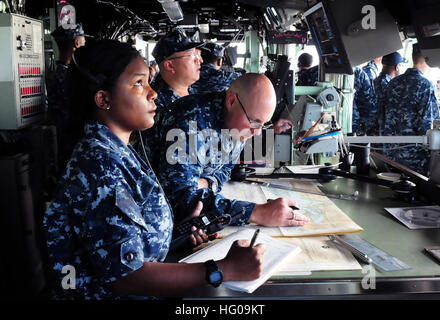 111123-N-FH966-044 PEARL HARBOR (23. November 2011) Quartiermeister 2. Klasse Latoya Earls und Quartiermeister 1. Klasse Jonathon Voldberg Grundstück einen Kurs für die amphibische Schiff USS Makin Island (LHD 8), wie das Schiff Hawaii um seinen ersten operativen Einsatz weiter fährt. Makin Island ist das erste Schiff der Marine bereitstellen, mit einem Elektro-Hybrid-Antrieb-System. (Foto: U.S. Navy Massenkommunikation Spezialist 1.Klasse David McKee/freigegeben) US Navy 111123-N-FH966-044-Quartiermeister 2. Klasse Latoya Earls und Quartiermeister 1. Klasse Jonathon Voldberg Grundstück einen Kurs für die amphibische Assa Stockfoto