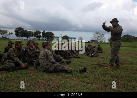 111125-M-IC831-031 PUERTO CASTILLO, Honduras (25. November 2011) Sgt. Major Miguel Rodriguez, zugewiesen, der besondere Zweck Marine Air Ground Task Force (SPMAGTF), erklärt Schießstand Grundsätze von US-Marines honduranischen Service-Mitglieder. Die Marines unterstützen Amphibious südlichen Partnerschaft Station 2012, einer jährlichen Bereitstellung von US Marine Vermögenswerte in den US Southern Command Verantwortungsbereich. (Foto: U.S. Marine Corps CPL Josh Pettway/freigegeben) US Navy 111125-M-IC831-031 gt Major Miguel Rodriguez, zugewiesen, der besondere Zweck Marine Air Ground Task Force (SPMAGTF), ex Stockfoto