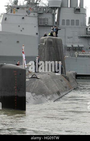 111128-N-NK458-054 NORFOLK (28. November 2011) Seeleute an Bord der Royal Navy u-Boot HMS Astute (S119) stehen in Bildung Oberseite, als das Schiff in Position bei seiner Ankunft am Naval Station Norfolk manövriert wird. Kluge ist der erste in einer neuen Klasse von britischen Atom-u-Booten, die setzt den Standard für die Royal Navy in Bezug auf Waffen laden, Kommunikationseinrichtungen und Stealth. Am 27. August 2010, 323-Fuß, 7.400 Tonnen schwere u-Boot trägt eine Besatzung von 98 eingetragene Personal und kann Reisen mit einer Geschwindigkeit von 29-plus Knoten während untergetaucht. (U.S. Navy Photo von Massenkommunikation Stockfoto