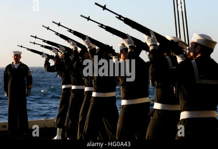 111201-N-GZ277-339 Pazifik (1. Dezember 2011) das Gewehr Detail an Bord der Nimitz-Klasse-Flugzeugträger USS Carl Vinson (CVN-70) Feuer drei Salven während einer Beerdigung am Meer Zeremonie für 20 ehemalige Militärangehörige. Carl Vinson und Carrier Air Wing (CVW) 17 laufen auf einer westlichen Pazifischen Bereitstellung. (Foto: U.S. Navy Masse Kommunikation Spezialist Seemann Nicolas C. Lopez/freigegeben) UNS Marine 111201-N-GZ277-339 das Gewehr Detail an Bord der Nimitz-Klasse-Flugzeugträger USS Carl Vinson (CVN-70) Feuer drei Salven, während einer Beerdigung eines Stockfoto