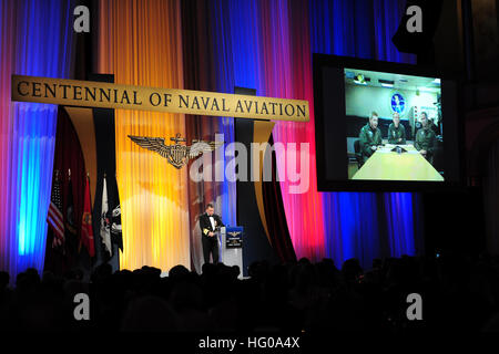 111201-N-KV696-521 WASHINGTON (1. Dezember 2011) Admiral James Winnefeld, Jr., Vice Chairman für den Joint Chiefs Of Staff, spricht mit Führung an Bord des Flugzeugträgers USS George H.W. Bush (CVN-77) über ein live-Video während der Centennial of Naval Aviation Gedenk Gala an das National Building Museum in Washington, D.C. Die Gala fand statt um zu erkennen, dass die historische Rolle Marineflieger in den vergangenen 100 Jahren gespielt hat. (Foto: U.S. Navy Mass Communication Specialist 2. Klasse Kiona Miller/freigegeben) US Navy 111201-N-KV696-521 Admiral James Winnefeld, Jr., Vice Chairman für die gemeinsame C Stockfoto
