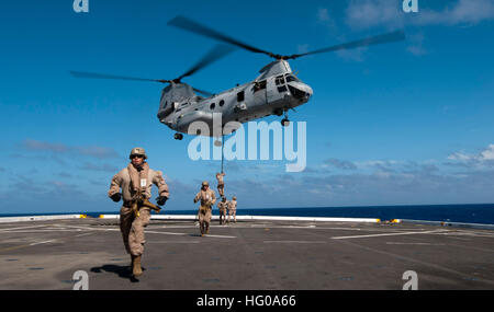 111202-N-PB383-783 Pazifik (2. Dezember 2011) Marines zugewiesen, die 11. Marine Expeditionary Unit (MEU 11.) Raid-Force Meerespolitik schnell Seil auf dem Flugdeck der amphibious Transport dock Schiff USS New Orleans (LPD-18). New Orleans und eingeschifften Marines, die 11. MEU zugeordnet sind Durchführung von Operationen in den USA 7. Flotte Bereich Verantwortung als Teil der Makin Island amphibische bereit Gruppe unter dem Kommando von Captain Humberto Quintalla II. (Foto: U.S. Navy Mass Communication Specialist 2. Klasse Dominique Pineiro/freigegeben) UNS Marine 111202-N-PB383-783 Marines zugewiesen Maritim Stockfoto