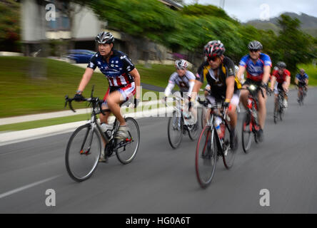 111203-N-RI884-030 PEARL HARBOR (3. Dezember 2011) Service-Mitglieder und freiwillige Teilnahme an Fahrt 2 Recovery Cyclefest, eine nichtkompetitiv Fundraising-Radtour verwundete Kriegsveteranen profitieren. Die Veranstaltung, mit fast 70 Radfahrer, begann am Pacific War Memorial auf der Marine Corps Base Hawaii und rund um die Küste von Oahu auf der USS Missouri Memorial Zielgelände auf Ford Island. (Foto: U.S. Navy Mass Communication Specialist 2. Klasse Daniel Barker/freigegeben) US Marine-111203-N-RI884-030-Service-Mitglieder und freiwillige Teilnahme an Fahrt 2 Recovery Cyclefest, nichtkompetitiv f Stockfoto