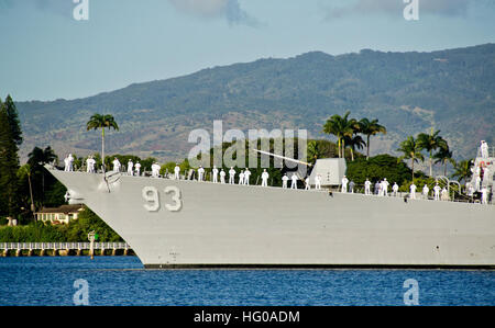 111207-N-RI884-085 PEARL HARBOR (7. Dezember 2011) Seeleute an Bord der Arleigh-Burke-Klasse geführte Flugkörper Zerstörer USS Chung-Hoon (DDG-93) Rendern Ehrungen während einer US-Navy und National Park Service gemeinsame Gedenkfeier zum Gedenken an den 70. Jahrestag des Angriffs auf Pearl Harbor im zweiten Weltkrieg Valor in the Pacific National Monument. (Foto: U.S. Navy Mass Communication Specialist 2. Klasse Daniel Barker/freigegeben) UNS 111207-N-RI884-085 Marineseeleute an Bord der Arleigh-Burke-Klasse geführte Flugkörper Zerstörer USS Chung-Hoon (DDG-93) Ehrungen in einer US-Navy-render- Stockfoto