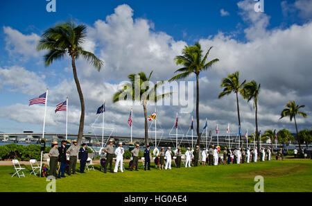 111207-N-RI884-216 PEARL HARBOR (7. Dezember 2011) Segler und Nationalpark-Ranger beteiligen sich an einer gemeinsamen Gedenkfeier zum Gedenken an den 70. Jahrestag des Angriffs auf Pearl Harbor im zweiten Weltkrieg Valor in the Pacific National Monument.  (Foto: U.S. Navy Mass Communication Specialist 2. Klasse Daniel Barker/freigegeben) US Navy 111207-N-RI884-216 Seeleute und Nationalpark-Ranger teilnehmen, in einer gemeinsamen Trauerfeier zum Gedenken an den 70. Jahrestag der t Stockfoto