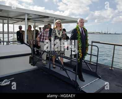 111207-N-RI884-339 PEARL HARBOR (7. Dezember 2011) Secretary Of The Navy (SECNAV) die Honorable Ray Mabus besucht die USS Arizona Memorial während der US-Marine und National Park Service gemeinsame Gedenkfeier zum Gedenken an den 70. Jahrestag des Angriffs auf Pearl Harbor im zweiten Weltkrieg Valor in the Pacific National Monument. (Foto: U.S. Navy Mass Communication Specialist 2. Klasse Daniel Barker/freigegeben) US Navy 111207-N-RI884-339 Secretary Of The Navy (SECNAV) die ehrenvolle Ray Mabus besucht die USS Arizona Memorial während der US-Marine und nationale Stockfoto