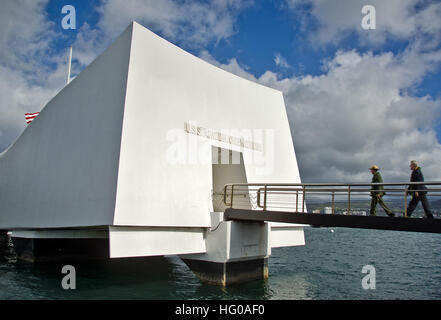 111207-N-RI884-353 PEARL HARBOR (7. Dezember 2011) Secretary Of The Navy (SECNAV) die Honorable Ray Mabus folgt Paul DePrey, Superintendent der WWII Valor in Pacific National Monument in der USS Arizona Memorial während einer US-Navy und National Park Service gemeinsame Gedenkfeier zum Gedenken an den 70. Jahrestag des Angriffs auf Pearl Harbor. Das diesjährige Thema der Zeremonie war The Enduring Legacy: Pearl Harbor 1941-2011. (Foto: U.S. Navy Mass Communication Specialist 2. Klasse Daniel Barker/freigegeben) US Navy 111207-N-RI884-353 Secretary Of The Navy ehrenvolle Ray Mabus am Stockfoto