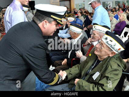 111207-N-SD120-010 NEW ORLEANS (7. Dezember 2011) Captain Thomas Luscher, Kommandierender Offizier der Naval Air Station Joint Reserve Base New Orleans, schüttelt Hände mit David Breedlove, Pearl Harbor Überlebender, während Pearl Harbor 70. Jahrestag zum Gedenken an die National World War II Museum. Breedlove wurde während des Angriffs auf Pearl Harbor Ford Island Naval Air Station zugewiesen. (Foto: U.S. Navy Mass Communication Specialist 1. Klasse John P. Curtis/freigegeben) US Navy 111207-N-SD120-010 Captain Thomas Luscher, Kommandierender Offizier der Naval Air Station Joint Reserve Base New Orleans, schüttelt han Stockfoto