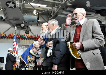 111207-N-SD120-113 NEW ORLEANS (7. Dezember 2011) Pearl Harbor Überlebende Evans Brassett salutiert und singt, während die Nationalhymne gespielt wird, während einer Zeremonie zum Gedenken an den 70. Jahrestag des Angriffs auf Pearl Harbor im zweiten Weltkrieg Nationalmuseum.  Das Museum veranstaltet Pearl Harbor Überlebenden und mehr als 300 Gäste für das Gedenken an den 7. Dezember 1941, japanischen Angriff. (Foto: U.S. Navy Mass Communication Specialist 1. Klasse John P. Curtis/freigegeben) US Navy 111207-N-SD120-113 Pearl Harbor Überlebender Evans Brassett salutiert und singt, während die Nationalhymne, während einer Zeremonie c gespielt wird Stockfoto