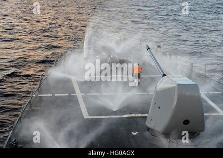 111207-N-XQ375-012 Atlantik (7. Dezember 2011) Rumpf Maintenance Technician 2. Klasse David Bowman geht in der Nähe der Bogen geführte Flugkörper Zerstörer USS Mitscher (DDG-57) und einen Test für das Schiff Zähler Maßnahme Wash-down System beobachtet. Mitscher komplettiert eine sieben-Monats-Bereitstellung zu den US-5. und 6. Flotte Bereichen Verantwortung. (Foto: U.S. Navy Mass Communication Specialist 3. Klasse Deven B. King/freigegeben) US Navy 111207-N-XQ375-012 Rumpf Maintenance Technician 2. Klasse David Bowman geht in der Nähe der Bogen geführte Flugkörper Zerstörer USS Mitscher (DDG Stockfoto