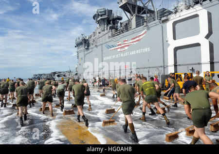 111207-N-EK905-N-117 Pazifik (7. Dezember 2011) Matrosen und Marinesoldaten mit der 11. Marine Expeditionary Unit (MEU 11.) Peeling auf dem Flugdeck der amphibischen Angriff Schiff USS Makin Island (LHD 8). Makin Island, neueste amphibischer Angriff Schiff der Marine und das einzige Schiff der US Navy mit einem Hybrid-Elektroantrieb-System ist auf seiner ersten operativen Einsatz. (US Navy Foto von Massenkommunikation Spezialist Seemann Lehrling Daniel Wände/freigegeben) US Navy 111207-N-EK905-117 Matrosen und Marinesoldaten mit der 11. Marine Expeditionary Unit (MEU 11.) Scheuern auf dem Flugdeck der Amphi Stockfoto