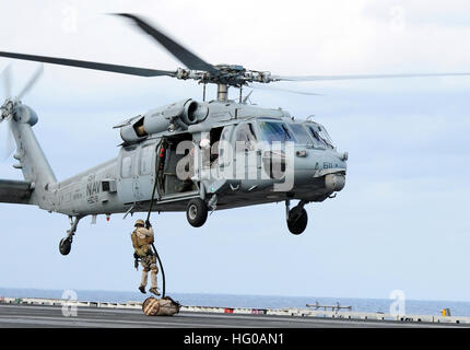 111209-N-QL471-296-Atlantik (9. Dezember 2011) Seile Mitglied eine explosive Ordnance Entsorgung Team schnell auf dem Flugdeck des Flugzeugträgers USS George H.W. Bush (CVN-77) während einer Demonstration Luft macht. George H.W. Bush ist Gastgeber für mehr als 1200 Freunde und Familienangehörigen der Besatzung im Rahmen einer Tiger Cruise am Ende des ersten Kampfeinsatz des Schiffs. (Foto: U.S. Navy Mass Communication Specialist 3. Klasse Billy Ho/freigegeben) US Navy 111209-N-QL471-296 ein Mitglied eine explosive Ordnance Entsorgung Team schnell Seile auf dem Flugdeck Stockfoto