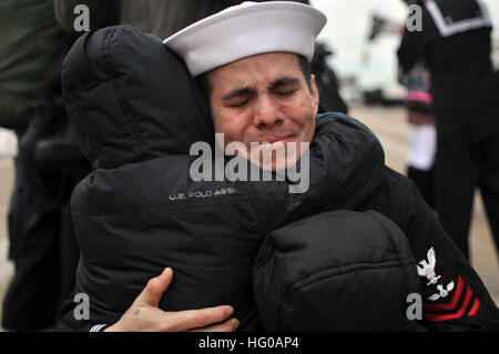 111210-N-FU443-994 NORFOLK (10. Dezember 2011) Aviation Ordnanceman 1. Klasse Enrique Rios, zugewiesen auf dem Flugzeugträger USS George H.W. Bush (CVN-77), schmiegt sich an seinen Sohn nach dem Schiff Rückkehr in die Naval Station Norfolk. George H.W. Bush absolvierte seinen ersten Kampfeinsatz zur Unterstützung der Operationen Enduring Freedom und New Dawn. (Foto: U.S. Navy Mass Communication Specialist 2. Klasse Timothy Walter/freigegeben) US Navy 111210-N-FU443-994 A Sailor umarmt seinen Sohn nach dem Schiff Rückkehr in die Naval Station Norfolk Stockfoto