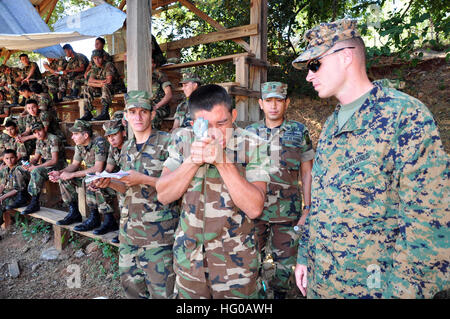 111212-A-TF780-017 LA UNION, El Salvador (12. Dezember 2011) Sgt. Mark Miller, zugeordnet der Marine-Abteilung begann an Bord High Speed Vessel (HSV 2) Swift, beobachtet ein El Salvador Marine, wie er die "Kompass an Wange"-Methode, während ein Land Navigation Klasse Beitrag im Bereich Plaza De Armas-Ausbildung verwendet. Die Marines sind die südlichen Partnerschaft Station 2012, einer jährlichen Bereitstellung von US Marine Vermögenswerte in den US Southern Command Verantwortungsbereich Unterstützung. (Foto: US-Armee Sgt. 1. Klasse Alan B. Owens/freigegeben) UNS Marine 111212-A-TF780-017 Sgt. Mark Miller, die Marine-Abteilung zugewiesen Stockfoto