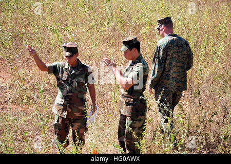 111212-A-TF780-065 LA UNION, El Salvador (12. Dezember 2011) Sgt. Mark Miller, zugeordnet der Marine-Abteilung begann an Bord High Speed Vessel (HSV 2) Swift, beobachtet El Salvador Marines einen Kompass verwenden, um ihnen ein Land Navigation auf Plaza De Armas Truppenübungsplatz absolvieren. Die Marines sind die südlichen Partnerschaft Station 2012, einer jährlichen Bereitstellung von US Marine Vermögenswerte in den US Southern Command Verantwortungsbereich Unterstützung. (Foto: US-Armee Sgt. 1. Klasse Alan B. Owens/freigegeben) US Navy 111212-A-TF780-065 Sgt. Mark Miller Bserves El Salvador Marines verwenden Sie einen Kompass um zu helfen, complet Stockfoto