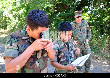 111212-A-TF780-101 LA UNION, El Salvador (12. Dezember 2011) Sgt. Mark Miller, zugewiesen, die Marine Corps Ablösung begonnen an Bord High Speed Vessel (HSV 2) Swift, beobachtet El Salvador Marines, wie sie einen lensatic Kompass verwenden, um ihnen ein Land Navigation im Bereich Plaza De Armas-Ausbildung absolvieren. Die Marines sind die südlichen Partnerschaft Station 2012, einer jährlichen Bereitstellung von US Marine Vermögenswerte in den US Southern Command Verantwortungsbereich Unterstützung. (Foto: US-Armee Sgt. 1. Klasse Alan B. Owens/freigegeben) US Navy 111212-A-TF780-101 Sgt. Mark Miller beobachtet El Salvador Marines als Stockfoto