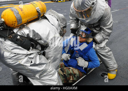 Aviation Boatswain's Mate (Handling) 3rd Class und Airman lassen einen anderen Airman während einer Trainingsübung an Bord des Amphibienangriffsschiffs USS Kearsarge (LHD 3) auf eine Trage fallen. Kearsarge kehrte nach der Wartung zur Marinestation Norfolk zurück und bereitet sich auf die Übung Bold Alligator vor, eine große amphibische Marineübung. Stockfoto