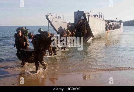 111212-M-EE799-013 REAM NAVAL BASE, Kambodscha (12. Dezember 2011) Marines zugewiesen, die 11. Marine Expeditionary Unit (MEU 11.) aussteigen ein Landungsboot zur Teilnahme an einer humanitäre Hilfe und Katastrophenschutz Relief-Übung mit der Royal Cambodian Armed Forces. (Foto: U.S. Marine Corps CPL. Ryan Carpenter/freigegeben) US Navy 111212-M-EE799-013 Marines zugewiesen, die 11. Marine Expeditionary Unit (MEU 11.) aussteigen ein Landungsboot Stockfoto