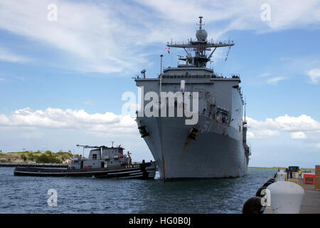 111213-N-IQ128-009 GUANTANAMO BAY, Kuba (13. Dezember 2011) der amphibischen Dock Landungsschiff USS Oak Hill (LSD-51) kommt am Naval Station Guantanamo Bay, Kuba, landwirtschaftliche Gegenmaßnahme waschen tiefen aller durchzuführen begann Ausrüstung. Guantanamo Bay ist Oak Hill endgültigen Hafen Besuch vor der Rückkehr in die USA nach Unterstützung von amphibischen südlichen Partnerschaft Station 2011 in der Karibik. Oak Hill führte humanitäre Hilfe Missionen in Kolumbien, Panama, Honduras und Guatemala. (US Navy Foto von R. Vargas/freigegeben) US Navy 111213-N-IQ128-009 USS Oak Hill kommt am Naval Station Guantan Stockfoto