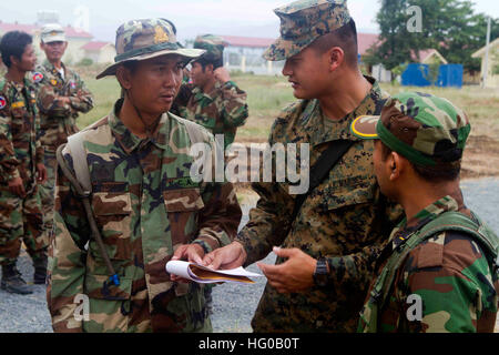 111213-M-EE799-129 PHNOM PENH, Kambodscha (13. Dezember 2011) Sgt. Sophearith Kann, ein Zug-Führer, die 11. Marine Expeditionary Unit zugeordnet (11. MEU), im Gespräch mit Mitgliedern der königliche kambodschanische Armee. Die 11. MEU ist in den USA operierende 7. Flotte Aufgabengebiet als Bestandteil der Makin Island bereit. (Foto: U.S. Marine Corps CPL. Ryan Carpenter/freigegeben) US Navy 111213-M-EE799-129 Sgt. Sophearith Kann, ein Zug-Führer, die 11. Marine Expeditionary Unit zugeordnet (11. MEU), im Gespräch mit Mitgliedern des die Stockfoto