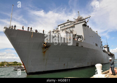 111213-N-WW127-376 GUANTANAMO BAY, Kuba (13. Dezember 2011) der amphibischen Dock Landungsschiff USS Oak Hill (LSD-51) kommt am Naval Station Guantanamo Bay, Kuba, landwirtschaftliche Gegenmaßnahme waschen tiefen aller durchzuführen begann Ausrüstung. Guantanamo Bay ist Eiche HillÕs endgültigen Hafen besuchen vor der Rückkehr in die USA nach Unterstützung von amphibischen südlichen Partnerschaft Station 2011 in der Karibik. Oak Hill führte humanitäre Hilfe Missionen in Kolumbien, Panama, Honduras und Guatemala.  (Foto: U.S. Navy Mass Communication Specialist 2. Klasse Justin Ailes/freigegeben) US Navy 111213-N-WW127-376 T Stockfoto