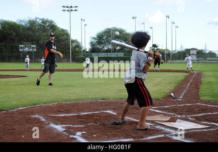 111213-N-YU572-114 KEKAHA, Hawaii (13. Dezember 2011) Miami Marlins Outfielder, die Bryan Petersen während einer Softball Spiel und Baseball Kinderklinik in der Pacific Missile Range Anlage in Kekaha, Hawaii, als Teil einer Armee Unterhaltung Tour Stellplätze. (Foto: U.S. Navy Mass Communication Specialist 1. Klasse Jay C. Pugh/freigegeben) US Navy 111213-N-YU572-114 Miami Marlins Outfielder Bryan Petersen Stellplätze während Softball Spiel und Baseball Kinderklinik an der Pazifik-Mis Stockfoto