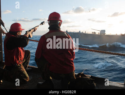 111214-N-AP176-078 Atlantik (14. Dezember 2011) Matrosen an Bord des Flugzeugträgers USS Enterprise (CVN-65) schießen eine Messenger-Linie auf der Arleigh-Burke-Klasse geführte Flugkörper Zerstörer USS James E. Williams (DDG-95) während ein Nachschub auf dem Meer. Unternehmen führt im Gange Flugdeck Qualifikationen und Seemannschaft training in Vorbereitung auf ihren 22. und letzten Einsatz. (Foto: U.S. Navy Mass Communication Specialist 3. Klasse Jeff Atherton/freigegeben) UNS 111214-N-AP176-078 Marineseeleute an Bord des Flugzeugträgers USS Enterprise (CVN-65) schießen eine Messenger-Linie der Arleigh Burke-cl Stockfoto