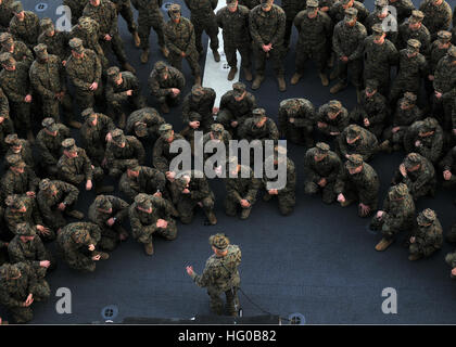 111215-N-UM734-074 NORFOLK (15. Dezember 2011) Generalleutnant Dennis Hejlik, Kommandierender general, US Marine Corps Forces Command, spricht mit jungen Offiziere auf dem Flugdeck der amphibischen Angriff Schiff USS Kearsarge (LHD-3) während einer amphibischen Einarbeitung Übung. Kearsarge veranstaltet die Übung um Marine zweite Leutnants Dez. 14-15 Schulen. (Foto: U.S. Navy Mass Communication Specialist 1. Klasse Tommy Lamkin/freigegeben) UNS Marine 111215-N-UM734-074 Generalleutnant Dennis Hejlik, Kommandierender general, US Marine Corps Forces Command, spricht mit jungen Offiziere auf dem Flug Stockfoto