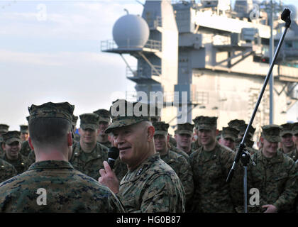 111215-N-UM734-123 NORFOLK (15. Dezember 2011) Generalleutnant Dennis Hejlik, Kommandierender general, US Marine Corps Forces Command, spricht mit jungen Offiziere auf dem Flugdeck der amphibischen Angriff Schiff USS Kearsarge (LHD-3) während einer amphibischen Einarbeitung Übung. Kearsarge veranstaltet die Übung um Marine zweite Leutnants Dez. 14-15 Schulen. (Foto: U.S. Navy Mass Communication Specialist 1. Klasse Tommy Lamkin/freigegeben) UNS Marine 111215-N-UM734-123 Generalleutnant Dennis Hejlik, Kommandierender general, US Marine Corps Forces Command, spricht mit jungen Offiziere auf dem Flug Stockfoto