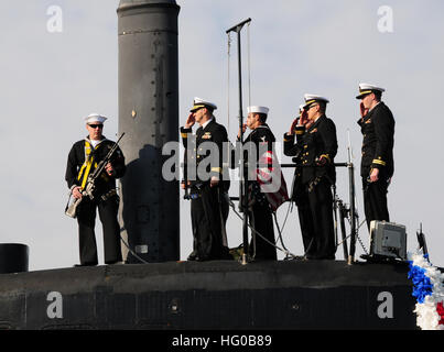 111215-N-HG315-003 SAN DIEGO (15. Dezember 2011) die Brücke team an Bord der Los-Angeles-Klasse Angriff u-Boot USS Albuquerque (SSN-706) grüßt als u-Boot-Schichten Farben und kehrt nach Hause zurück nach einem sechsmonatigen Einsatz. Albuquerque mehr als 40.000 Seemeilen, beteiligte sich an großen Marineübungen und Missionen entscheidend für die nationale Sicherheit ausgeführt. (Foto: U.S. Navy Mass Communication Specialist 1. Klasse Shannon Warner/freigegeben) UNS Marine 111215-N-HG315-003 grüßt das Brücke-Team, wie sie Farben verschoben Stockfoto