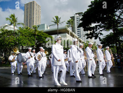 111218-N-RI884-097 HONOLULU (18. Dezember 2011) The US Pazifik Flotte Marching Band beteiligt sich an einer Parade durch die Innenstadt von Waikiki Ehren Japanisch-amerikanischen Veteranen des zweiten Weltkriegs, die vor kurzem der Congressional Gold Medal erhalten. Die Medaille wurde an die Mitglieder der 442nd Regimental Combat Team, 100. Infanterie-Bataillon, militärischen Nachrichtendienst und der 1399th-Ingenieur-Bau-Bataillon vorgestellt. (Foto: U.S. Navy Mass Communication Specialist 2. Klasse Daniel Barker/freigegeben) US Navy 111218-N-RI884-097 The US Pazifik Flotte Marching Band beteiligt sich an einer Parade durch die Innenstadt Stockfoto