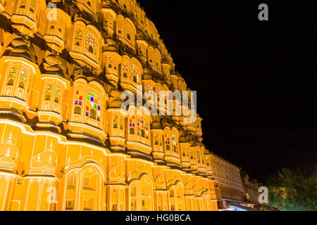 Hawa Mahal außen beleuchtet in der Nacht in der Dämmerung. Jaipur, Rajasthan. Indien Stockfoto