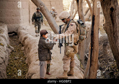 111227-M-VK134-038 SANGIN, Afghanistan (27. Dezember 2011) Hospitalman Victor Castro zugewiesen Ostindien-Kompanie, 3. Bataillon, 7. Marines, Regimental Combat Team 8, Hände Süßigkeiten zu einem afghanischen Kind während eines Wertpapiers patrouillieren in Sangin, Provinz Helmand, Afghanistan. Marines durchgeführt die Patrouille zur Aufrechterhaltung der Sicherheit in den umliegenden Gebieten. (U.S. Marine Corps Foto von Lance Cpl. Armando Mendoza/freigegeben) UNS Marine 111227-M-VK134-038 Hospitalman Victor Castro, Ostindien-Kompanie, 3. Bataillon, 7. Marines, Regimental Combat Team 8, Hände, ca zugeordnet Stockfoto