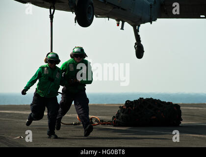 111229-N-BT887-517 Arabisches Meer (29. Dezember 2011) Logistik Spezialist Seeleute Tyler Thiebault und Tomiya Norris deutlich den Bereich nach dem Anfügen eines Hakens an einen MH-60 s Sea Hawk-Hubschrauber aus der Eightballers der Hubschrauber Meer bekämpfen Squadron (HSC) 8 an Bord der Flugzeugträger der Nimitz-Klasse USS John C. Stennis (CVN-74). John C. Stennis ist in den USA bereitgestellt 5. Flotte Aufgabengebiet Durchführung Seesicherheit Betrieb und Support von Missionen im Rahmen der Operation Enduring Freedom.  (Foto: U.S. Navy Mass Communication Specialist 3. Klasse Benjamin Crossley/freigegeben) US Navy 111229-N-BT887 Stockfoto