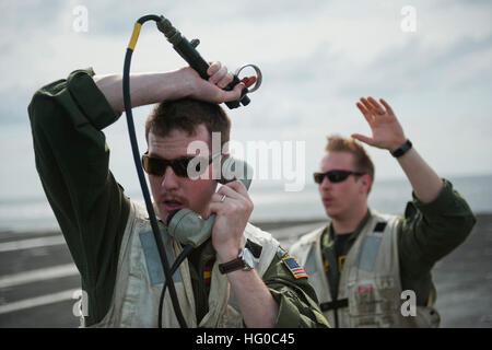 120105-N-DR144-010 indischen Ozean (5. Januar 2012) Landing Signal Officer Lt. John Harrington, zugeordnet zu Carrier Airborne frühen Warning Squadron (VAW) 125, sorgt dafür, dass das Deck fertig ist, da er Piloten zur sicheren Rückforderungen an Bord der Flugzeugträger der Nimitz-Klasse USS Carl Vinson (CVN-70) führt. Carl Vinson und Carrier Air Wing (CVW) 17 laufen auf einer westlichen Pazifischen Bereitstellung. (Foto: U.S. Navy Mass Communication Specialist 2. Klasse James R. Evans/freigegeben) UNS Marine 120105-N-DR144-010 Landing Signal Officer Lt. John Harrington, zugeordnet zu Carrier Airborne frühen Warning Squadron (VAW) 125, mak Stockfoto