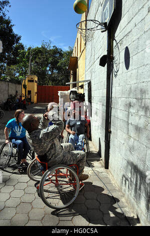 120105-N-MN502-575 ANTIGUA, Guatemala (5. Januar 2012) US Armee Sgt. 1. Klasse Alan B. Owens, zugeordnet dem Public Affairs Office an Bord High Speed Vessel (HSV 2) Swift schießt einen Basketball ins Tor bei Hope Haven Guatemala in Antigua. Owens und andere Service-Mitglieder des Seglers wurden bei der Einrichtung helfen Rollstühle gespendet durch Projekt durch zusammengestellt. SWIFT unterstützt südlichen Partnerschaft Station 2012, einer jährlichen Bereitstellung von US Marine Vermögenswerte in den US Southern Command Verantwortungsbereich. (US Navy Foto von Lt. Matthäus Comer/freigegeben) US Navy 120105-N-MN Stockfoto